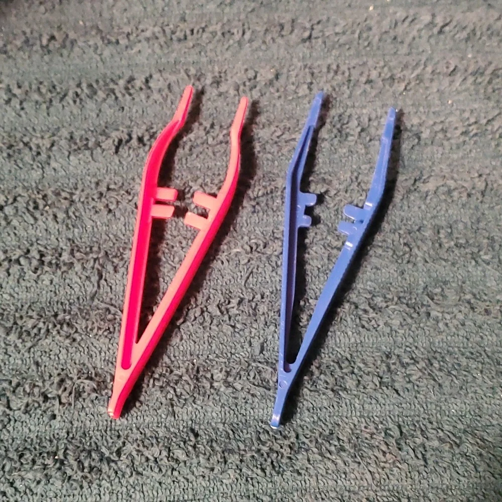 Reptile feeding tongs